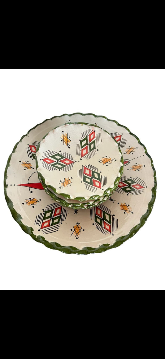 Ensemble de plats en poterie